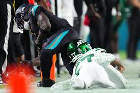 Tyreek Hill carted off with knee injury on 'Monday Night Football'