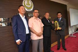 Pejabat maqis negeri bangunan sultan iskandar (bsi), aras 2, anjung utara, bangunan sultan iskandar, bukit chagar, jalan lingkaran dalam, 80300 johor bahru, johor. Jabatan Ketua Pengarah Tanah Galian Persekutuan Lawatan Ketua Pengarah Ke Pejabat Tanah Dan Galian Negeri Perak