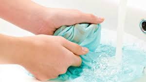 Cara mencuci baju dengan tangan. Cara Mencuci Pakaian Sepatu Terendam Banjir Gunakan Air Dengan Suhu Terpanas Desinfektan Tribunnews Com Mobile