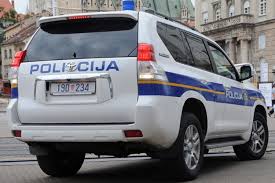 Продаја обуће, конфекције, трикотаже и галантерије. Krijumcari Migranata Bjezali Od Policije I Sletjeli Jedno Poginulo