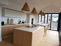 Lorsque le blanc rencontre la légèreté et l'élégance du bois clair, la cuisine devient l'endroit le plus lumineux de la maison, confortable, chaleureux, frais, à chaque fois, un classicisme auquel on ne se lasse jamais, qui n'est pas lié à la mode parce qu'il est. Cuisine Beige Et Bois Gallery Cuisine Beige Cuisine Bois Clair Cuisine Moderne