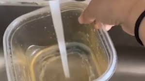 A combination of baking soda, dish soap, and water, according to becky rapinchuck of the blog clean mama. Woman Shares Simple Hack To Remove Stains From Plastic Containers In One Minute Without Scrubbing Daily Mail Online