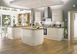 The Bayswater Gloss Ivory Kitchen From Howdens Offers A Modern Look With An Integrated Handle To Complete Kitchen Design Contemporary Kitchen Howdens Kitchens