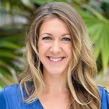 Bek Davis's Instagram, Twitter & Facebook