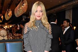 The irish beauty cuddled up to the iconic love island narrator at a swanky event held at 100. He S My Boyfriend And He S Lovely Laura Whitmore Goes Public To Announce She S Dating Love Island Star Mirror Online
