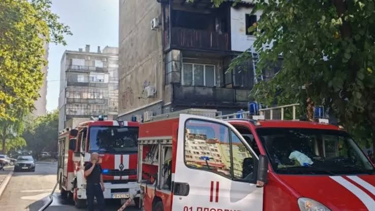 Мъж вися от прозореца, за да се спаси от горящ апартамент в Пловдив