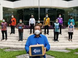 Semoga roh allahyarhamah ditempatkan di kalangan orang beriman di sisinya. Kedutaan Besar Malaysia Jakarta On Twitter Kedutaan Ingin Menyampaikan Penghargaan Kepada Malaysiamfa Dan Yb Ds Hishammuddinh2o Di Atas Bantuan Mdes Yang Telah Diagihkan Kepada Pegawai Garis Hadapan Kedutaan Sebagai Perlindungan Ketika