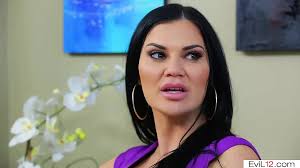 Stiefmutter nimmt den großen Schwanz ihres Stiefsohns in Muschi und Arsch