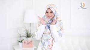 Diharap tutorial cara pakai tudung bawal tersebut dapat membantu terutamanya kepada kaum hawa yang memilih untuk memakai tudung satin di pagi raya. Tudung Bawal Premium Exclusive Aurora Satin Shawl Italian Pucci By Cloverush Fesyen Tudung Cute766
