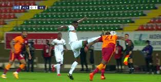 Ligde arka arkaya aldığı kötü sonuçlarla. Iste Galatasaray In Alanyaspor Karsisinda Kirmizi Kart Bekledigi Pozisyon Luyindama Ve Zorbay Kucuk Fotomac