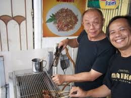 Panggangan sate, ukuran panjang 60 cm, lebar 20 cm, tinggi 15 cm, jika sudah dirangkai dengan kakinya, tinggi keseluruhan 65 cm terbuat dari stainless anti karat, grillernya bisa buka tutup, kakinya bisa bongkar pasang, cara menggunakannya sama seperti panggangan manual biasa, tanpa gas. Baru Sate Tanpa Arang Dan Kipas Kompasiana Com