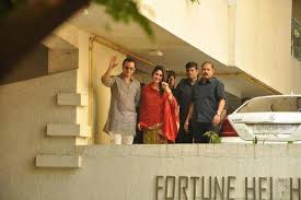 Saif Ali Khan Chotte Nawab Resides With Wife Kareena Kapoor In Fortune Heights In Bandra He Also Owns Ibrah Celebrity Houses Bollywood Celebrities Bollywood