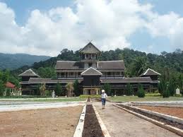 Masjid ini dibina pada tahun 1966 dan boleh memuatkan jemaah seramai 3000 orang tapak masjid ini telah diwakafkan oleh kerajaan negeri. Istana Seri Menanti Kuala Pilah 2021 All You Need To Know Before You Go With Photos Tripadvisor