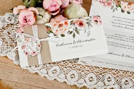Romantische Vintage Hochzeitseinladung Mit Aquarellbluten Hochzeitseinladung Karte Hochzeit Einladung Hochzeit Vintage
