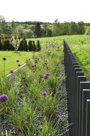Black Timber Posts Provide Great Framing Of Garden Good Contrast To The Greenery That Surrounds It Zaun Garten Gartengestaltung Garten