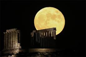 Μάλιστα, το ολόγιoμο φεγγάρι θα φαίνεται για περίπου τρεις ημέρες, από το απόγευμα της πέμπτης έως το πρωί της κυριακής. Entypwsiase To Beloydino Feggari Toy Elafioy Gr News