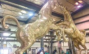 Di modica, che in quegli anni viveva negli usa, volle simboleggiare la forza possente. Giant Bronze Horses Created In Cowboy State Headed For Sicily Powell Tribune