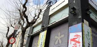 Anuncios de locales de particulares, inmobiliarias y bancos. Sabadell Redefine Su Ocio Nocturno Tras El Cierre De Zona Hermetica