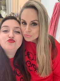 Can you tell whose the mom and whose the daughter #familygenesarestrong 💕