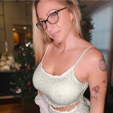 Elizabeth (@Elizabe78504617)