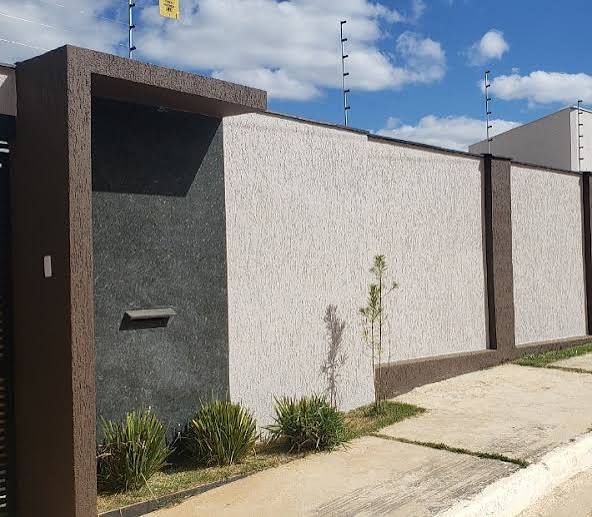 Textura projetada aplicada em muro perimetral de condomínio comercial
