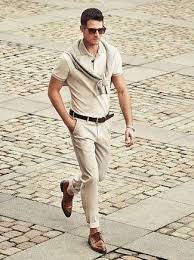 Bendes de couleur bleu et bordeaux sur le haut. Tenue Pull A Col Rond Beige Pantalon Chino Beige Tennis Blancs Montre En Caoutchouc Blanche Moda Hombre Moda Ropa Hombre Ropa De Hombre