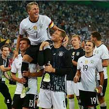Thomas müller to wear germany no.25 at euros. Imagen De Football Muller And Schweinsteiger Germany Football Team Germany National Football Team Germany Football