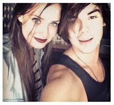 Merritt Patterson Olivia And Tyler Blackburn Caleb On The Set Of Ravenswood Series E Filmes Filmes Avatares