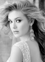 Собаки обездолены людьми. Когда-то кто-то сделал их такими… Голодных всех  собак не накормить- И мы, стыдясь, опять проходим мимо… У магазина пес  лохматый лег. Весь отощал. Израненная морда. От голода почти стоять