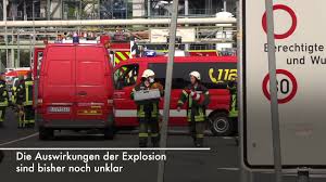 Zeugen berichten von einer riesigen rauchsäule über dem stadtteil bürrig. Ojx4mbyicnt8m