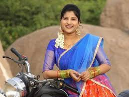 Watch singer mangli kanne adhirindhi song performance at roberrt pre release event lyrics by kasarla shyam from the. Singer Mangli Addresses The Controversy Surrounding Bonalu Song Chettu Kinda Koosunnavamma Telugu Movie News Times Of India
