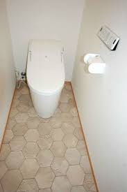 使い勝手の良いこだわりのトイレ 工藤工務店の施工写真集 トイレ クッションフロア トイレ 六角タイル