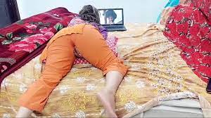Pakistani Girl Has An Orgasm Watching Porn Movie On Computer - XNXX.COM