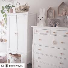 Die Ikea Kommode Aus Der Hemnes Serie Und Der Kleiderschrank Aus Der Sundvik Serie Sehen Mit Den Runden Naturfarbenen Mob Ikea Babyzimmer Bunte Mobel Ikea Kids