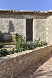 Magnifique Mas Neuf Dans Les Alpilles Pour Une Jeune Famille Bosc Architectes A St Remy De Provence Architecture Outdoor Decor Pergola