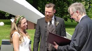 Dabei wird gerade die klassische hochzeit in weiss von vielen personen mit der kirchlichen hochzeit in einem reformierten oder katholischen gotteshaus gleichgesetzt. Was Genau Ist Ein Freier Theologe Festlich Ohne Pastor