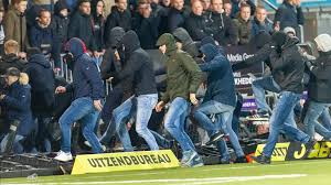 In de wijk braken gisteren verschillende keren rellen uit. Twente Fans Bestormen Veld Na Nederlaag In Den Bosch Rtv Oost