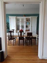 Gemutliches Esszimmer Mit Hohen Stuckdecken Weissen Mobeln Und Turkiser Wandfarbe Esszimmer Weiss Turkis Stuck Hamburg Wohnen Wohnung Altbauwohnung