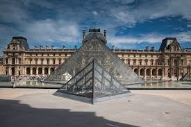 Elle a été érigé dans la cour napoléon dans le cadre du projet de l'extension du musée du. La Veritable Histoire De La Pyramide Du Louvre Paris Zigzag Insolite Secret
