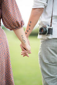 30 Increibles Ideas De Tatuajes Que Debes Hacerte Con Tu Pareja Te Encantaran Tatuajes De Parejas Tatuajes A Juego Para Parejas Mejores Tatuajes Para Parejas