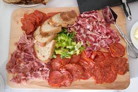 Mon Buffet Dinatoire Ideal Pour Un Reveillon Chic Et Pas Cher Plateau Charcuterie Buffet Dinatoire Alimentation