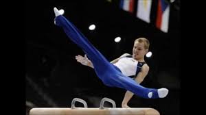 Um trampolim fica em uma extremidade do cavalo. Tesoura Frente E Pra Traz Cavalo Com Alcas Ginastica Olimpica Youtube