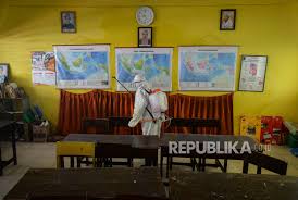 Gotong royong merupakan salah satu dari lima nilai karakter utama disamping religius, nasionalis, mandiri, dan integritas. Gotong Royong Bersih Bersih Sekolah Dengan Disinfektan Republika Online