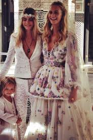 We did not find results for: Star Hochzeiten Die Skurrilsten Brautkleider Der Stars Gala De