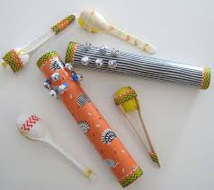 Wir Basteln Tolle Instrumente Aus Loffel Glockchen Eiern Und Papprollen Musikinstrumente Basteln Instrumente Basteln Trommel Basteln