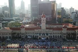 Dataran merdeka (atau lapangan merdeka) terletak di kuala lumpur, malaysia. Thousands Of M Sians Gather For Peace At Dataran Merdeka Borneo Post Online