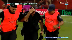 Club villa mitre, bahía blanca, buenos aires. Fans Throw Smashed Up Toilets On To Pitch In Violent Clashes With Cops As Newell S Old Boys Vs Villa Mitre Clash Called Off