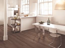 Pero si la madera es muy clara, ademas es posible teñirla para obtener un color base en una tonalidad media. Suelo De Madera Para El Bano Y La Cocina Por Que No Discesur Es