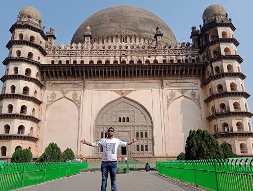 This is the Gumbaz in Srirangapatna, Karnataka, India. 🇮🇳 It is the mausoleum of Tipu Sultan, the ruler of the Kingdom of Mysore.