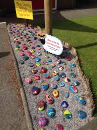 Cada Nino Decora Una Piedra Y Luego Anade Un Barniz Impermeabilizante Una Outdoor Play Spaces Outdoor Classroom Gardening For Kids
